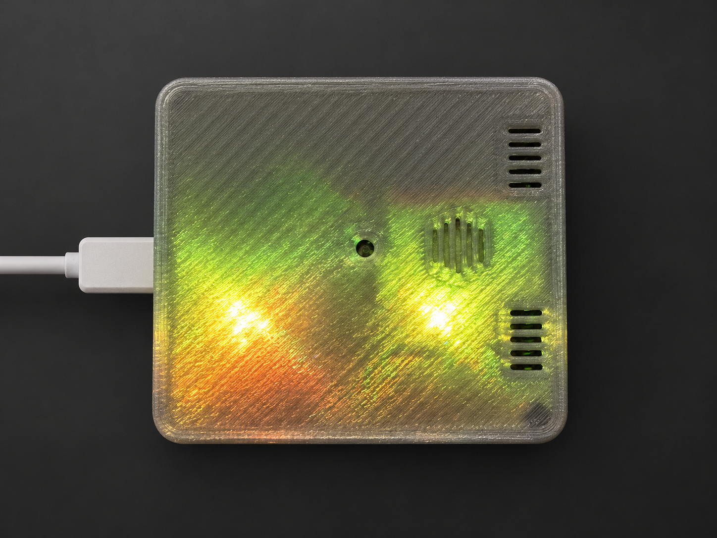 Sklopljeni Cronics Smart Hub sa zelenim, žutim i toplim LED osvjetljenjem