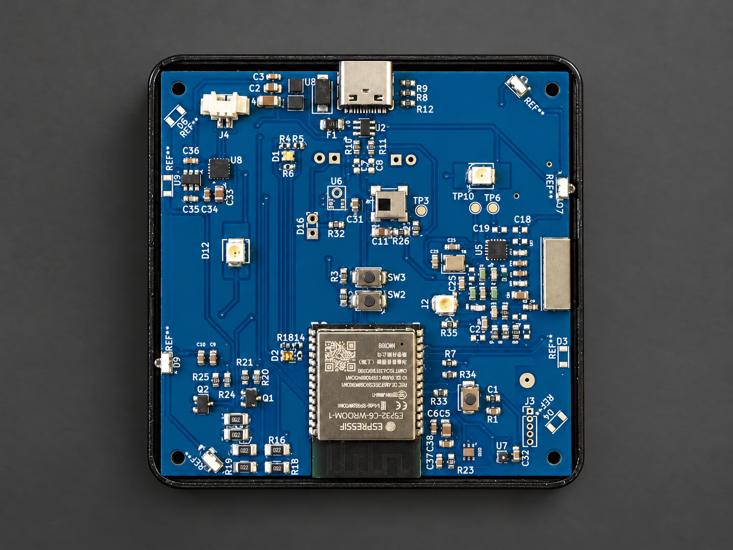 Cronics Smart Hub Pro: plava integrirana pločica u crnoj bazi